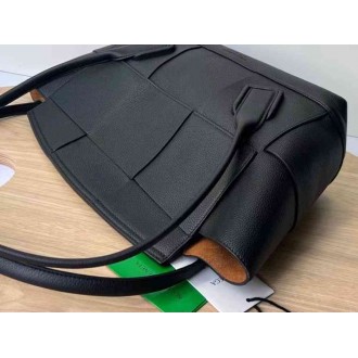 Bottega Veneta Arco Medium Bag In Black Grained Leather