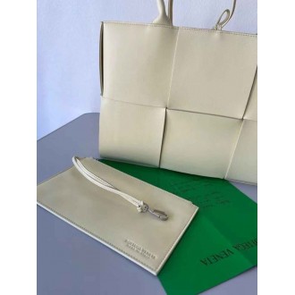 Bottega Veneta Arco Medium Tote In Cream Intrecciato Lambskin