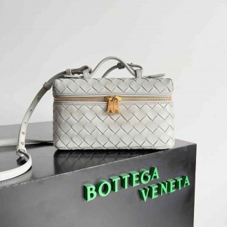 Bottega Veneta Bang Bang Vanity Case in Ivory Intrecciato Leather
