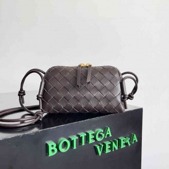 Bottega Veneta Concert Pouch in Fondant Intrecciato Lambskin