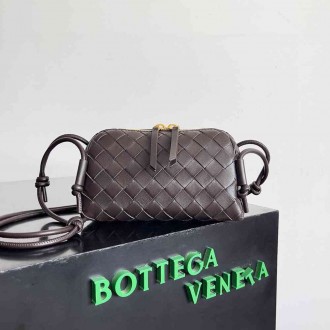 Bottega Veneta Concert Pouch in Fondant Intrecciato Lambskin