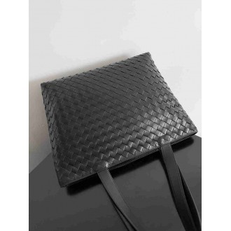 Bottega Veneta Large Zipped Tote in Black Intrecciato Calfskin