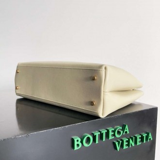 Bottega Veneta Medium Andiamo Bag in Beige Smooth Calfskin
