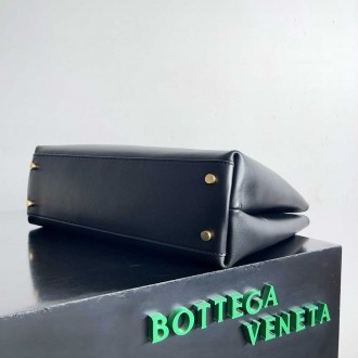 Bottega Veneta Medium Andiamo Bag in Black Smooth Calfskin