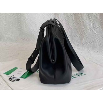 Bottega Veneta Medium Point Top Handle Bag In Black Leather