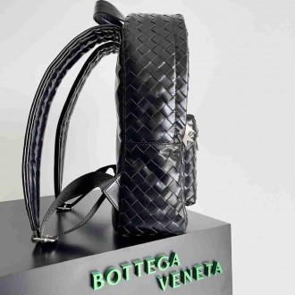 Bottega Veneta Small Backpack In Black Intrecciato Calfskin