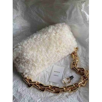 Bottega Veneta The Chain Pouch In White Shearling